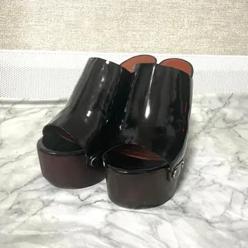 새상품급 MARC JACOBS 마크제이콥스 가죽 샌들 통굽 에나멜