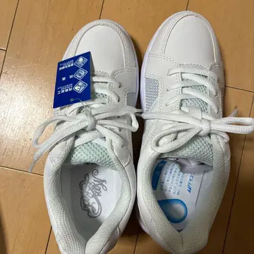 화이트 캐주얼 스니커즈