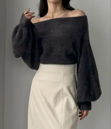 Louere 루 오프숄더 샤기 니트 차콜 L