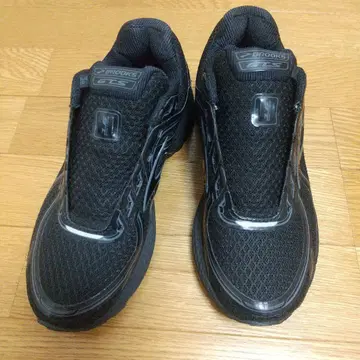 Brooks 스니커즈