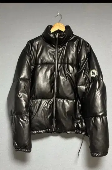 블랙 다운 자켓 SNCB 로고 포함