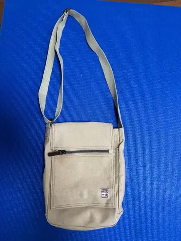 베이지 숄더백 전면 지퍼 포켓 부착