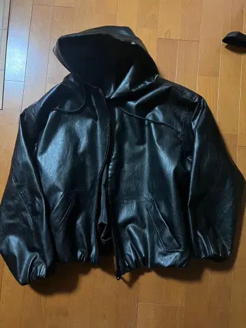 후드 부착 블랙 가죽 자켓