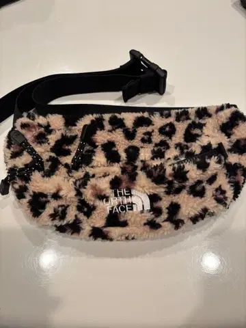 THE NORTH FACE 레오파드 무늬 바디백