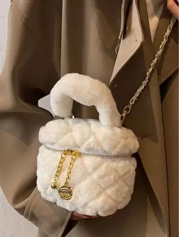 화이트 퍼 퀼팅 숄더백