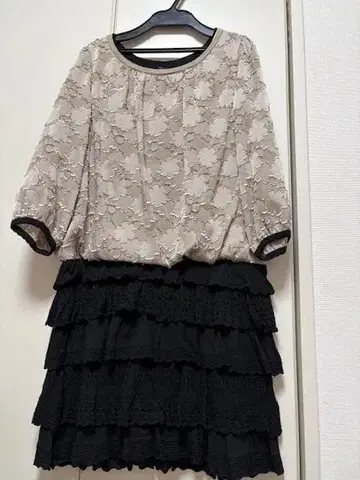 TO BE CHIC 배색 플라워 모티브 튜닉 원피스