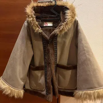 Anina 차이하네 후드 부착 브라운 무스탕 코트