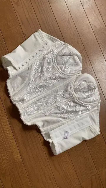 화이트 자수 브라이덜 이너