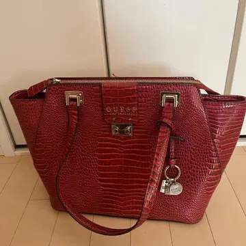 GUESS 크로커다일풍 참 포함 핸드백