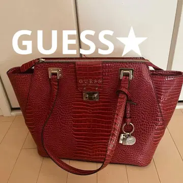 GUESS 크로커다일풍 참 포함 와인 레드 핸드백