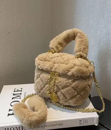 베이지 퍼 퀼팅 숄더백