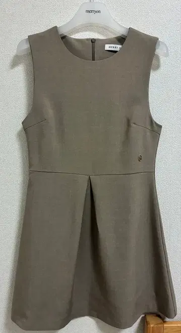 새상품 [ MERRYON ] 슬리브리스 플레어 원피스 K-패션