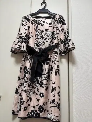 TO BE CHIC 꽃무늬 벨 슬리브 원피스