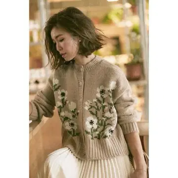 세븐 텐 플라워 자수 니트 가디건 베이지