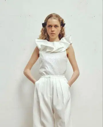 Bibiy Bibiy DOROTHY RIBBON TOP 프릴 슬리브리스