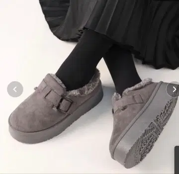 그레이 스웨이드 버클 슬립온