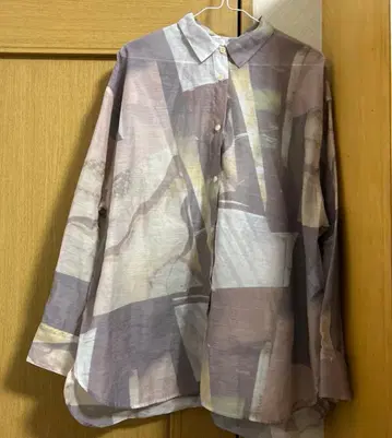 얇은 소재의 멀티 컬러 버튼 셔츠 (긴팔)