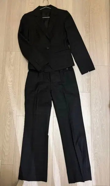 다크 그레이 체크 무늬 비즈니스 정장 상하의