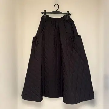 Machattt 블랙 퀼팅 플레어 스커트 미사용 새상품