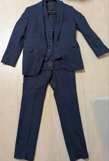 다크 블루 쓰리피스 수트