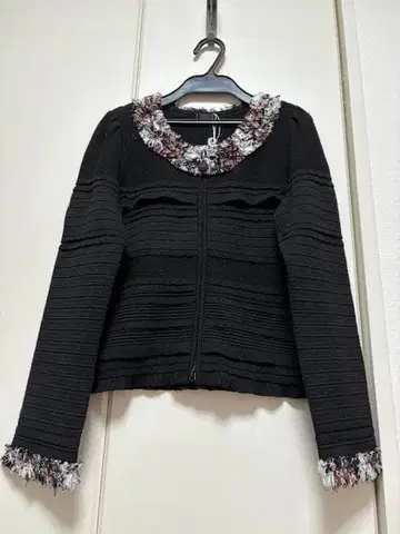 블랙 프릴 옷깃 자켓 사이즈 III