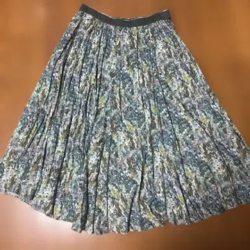 레어 그린 계열 꽃무늬 플레어 스커트