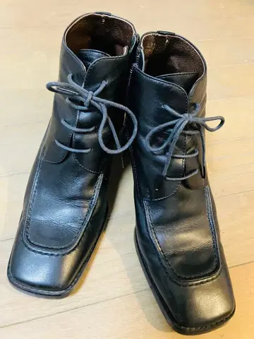 CLASSIC TANGENT 블랙 가죽 부츠