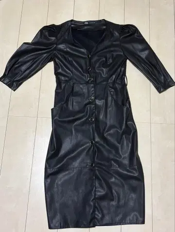 ZARA 블랙 합성 피혁 원피스