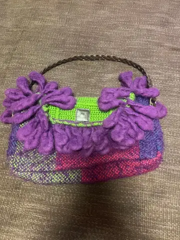 컬러풀한 꽃 장식 핸드백