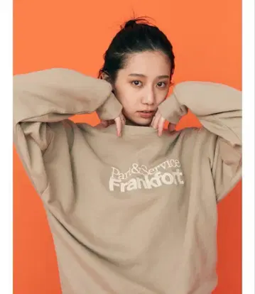 Ungrid 언그리드 자수 로고 루즈 맨투맨 베이지