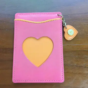 하트 모양 창문이 있는 패스 케이스 핑크