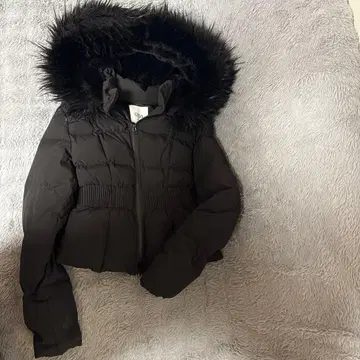 GYDA 블랙 후드 부착 다운 자켓