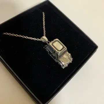 실버 자동차 목걸이