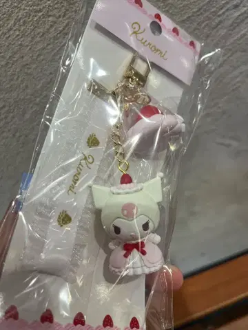 산리오 딸기 휘핑 케이크 시리즈 키링 쿠로미