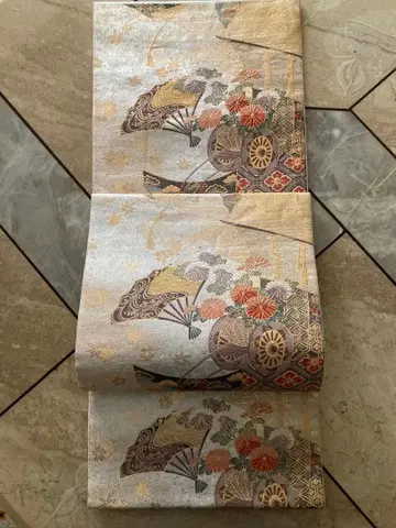 화려한 부채와 꽃무늬 후쿠로 오비