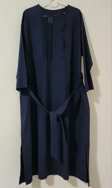 UNIVERSAL TISSU 네이비 긴팔 원피스 레이스 장식 면린넨