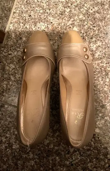 Riz 일본제 베이지 펌프스 22.5cm 3E EEE