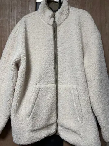 크림색 플리스 자켓