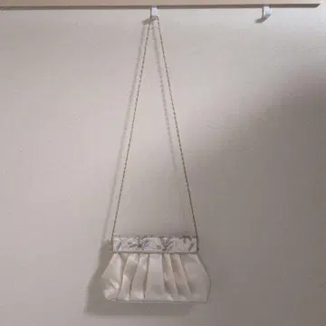 골드 계열 색상 플리츠 파티 백