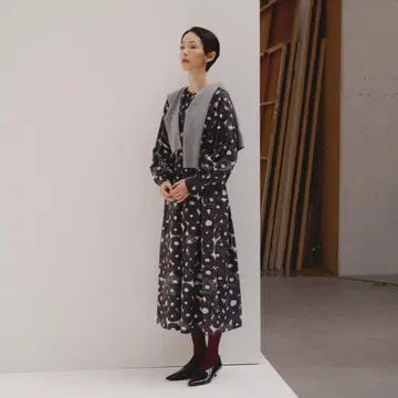 현행 모델 HERALBONY 크루넥 원피스 [ ( 무제 ) ( 원 ) ]