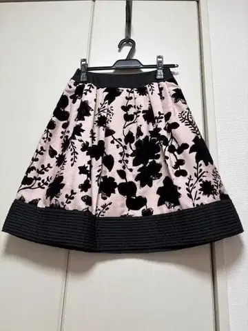 TO BE CHIC 플로키 플라워 프린트 스커트