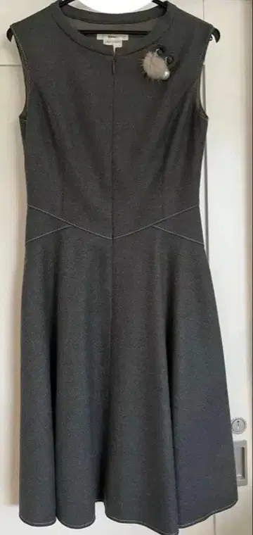 Rene 슬리브리스 원피스 펄과 퍼 브로치 부착