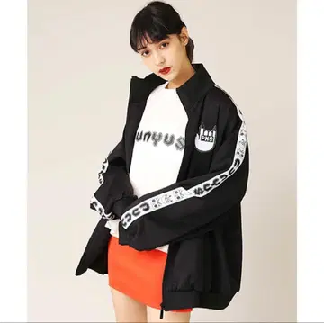 PUNYUS 로고 저리 상의 블랙