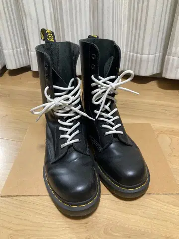 닥터 마틴 10홀 블랙 워크 부츠 스테디셀러