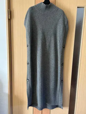 SACRA 그레이 슬리브리스 니트 원피스