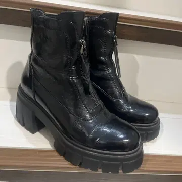 첼시 통굽 에나멜 블랙 부츠