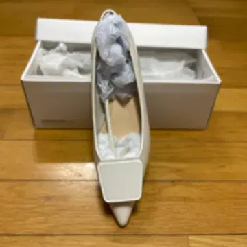 화이트 스틸레토 플랫슈즈