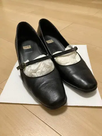 스트랩 포함 블랙 펌프스 22.0cm EEE 폭