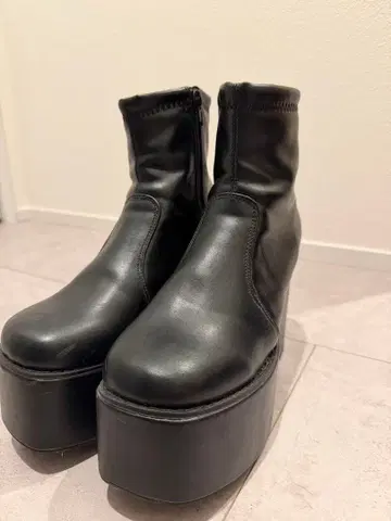 블랙 플랫폼 부츠 하이힐