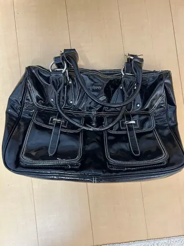 DKNY 블랙 백 패턴트 레더